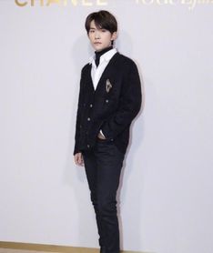  同为男星活动生图躲过了易烊千玺,逃过了李现,看见井柏然彻底沦陷
