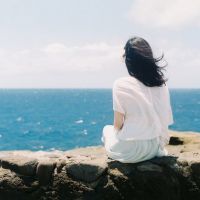  qq头像女生不带字背影坐着的