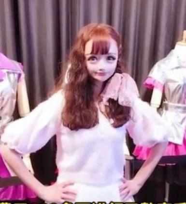  为成动漫女,她耗费600万整容,前后整容20多次,如今成畸形
