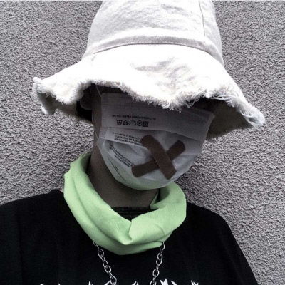  男生头像戴帽子遮脸要酷散落在烟头上的阳光