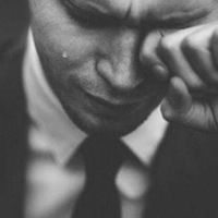  男生头像受伤痛哭黑白微信头像图片大全