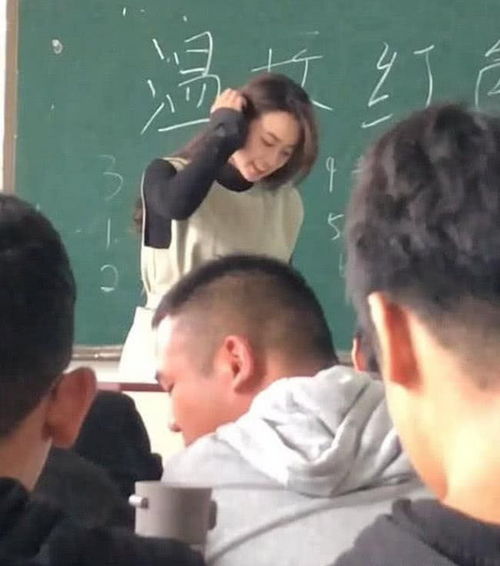  抖音现最美女老师,看到黑板上的字后,网友一眼误终身