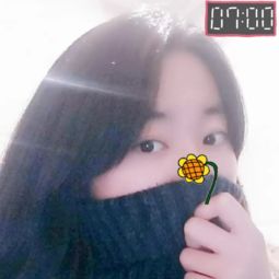  这两个女孩哪个好看些前三张为一个人,后两张为一个人