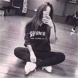 qq头像女生盘腿坐戴帽子冷艳