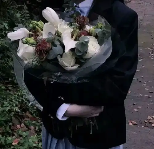  手拿捧花的头像女
