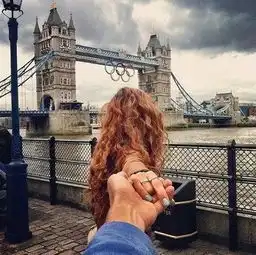  就前一段在网上流行的照片,一对情侣去旅游,男生拍照,拍的全是女生的背影的照片,这个怎么找啊求助