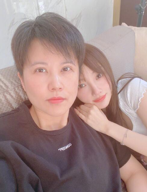  李小璐与贾乃亮重逢后变沉稳,晒照主动澄清夜会小鲜肉绯闻