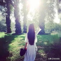  落英原创诗词古风两首,留在凉秋赠于卿