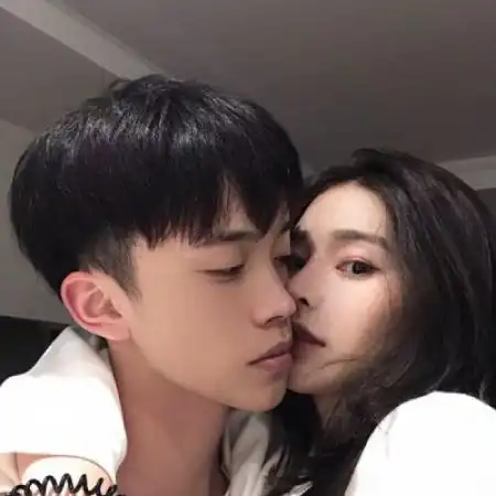  qq情侣头像青春时尚原谅我没有放不下你