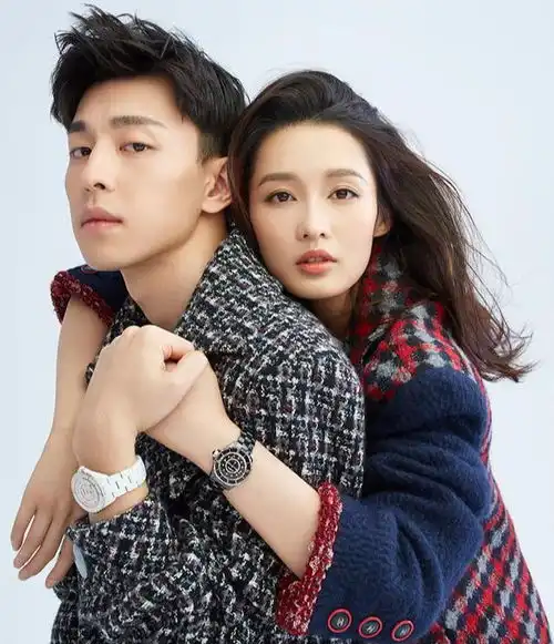  邓伦李沁疑似恋爱工作室情侣款背景引人注目,曾扮夫妻超般配