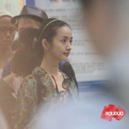  身高差超萌林依晨光腿牵老公逛街互看瞬间甜蜜爆表