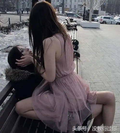  俄罗斯双胞胎姐妹领证结婚