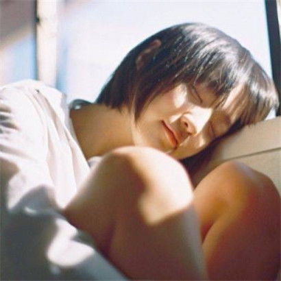 qq女生短发头像唯美,对待生活要活泼开心