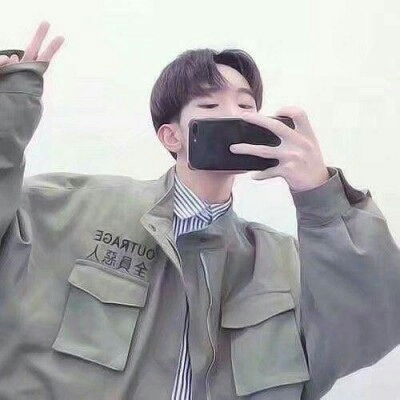  好看的头像男手机控,风情万种的男人