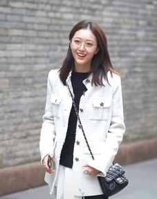  抖音超有气质眼镜美女,笑起来特别好看,网友这是仙女吧