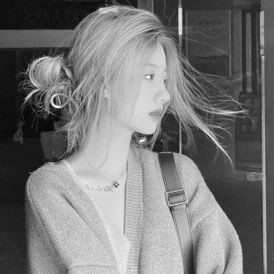  女生头像黑白图片2023最火爆
