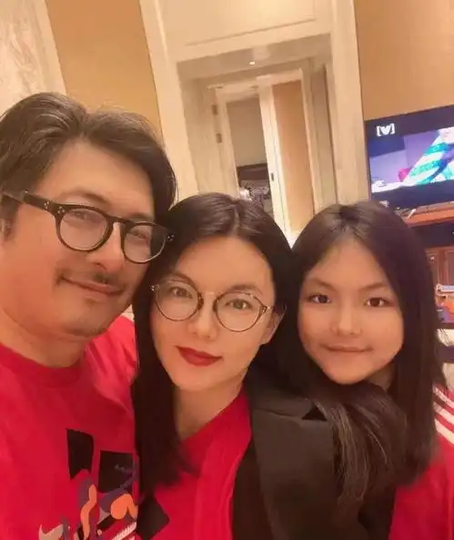  李湘意中人曝光穿情侣装一起自拍,被猜测已经领证