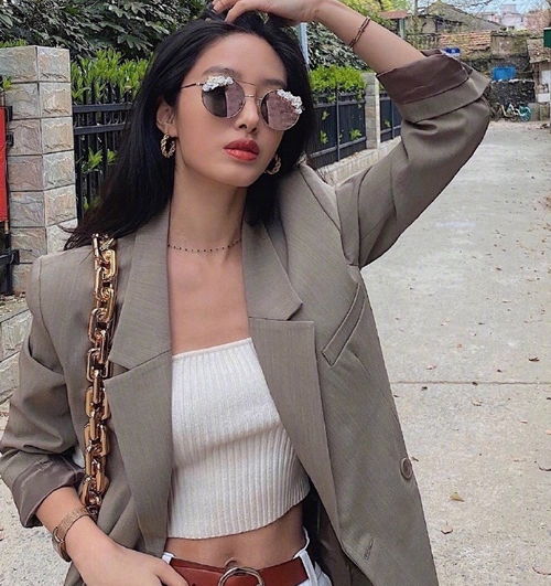  眼里有光唇间有火,氛围感美女才是真绝了,馋她们的颜