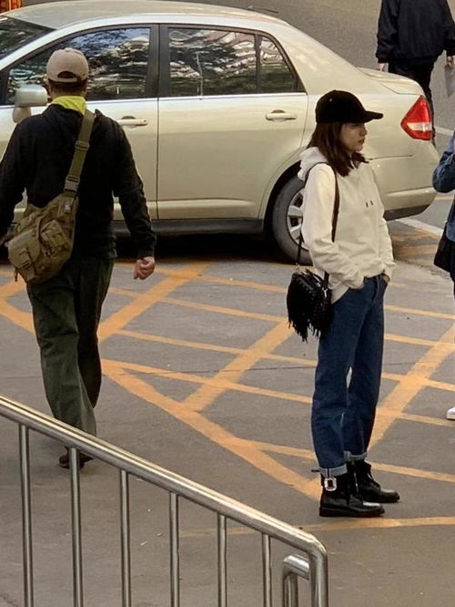  小伙街头一见钟情微博寻人却被网友告知是女明星