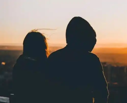  婆婆和老公偷办了件事,小姑向我通风报信,我却尖叫一声赶走了她