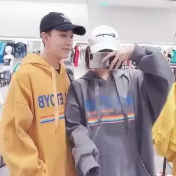 拿着手机自拍微信情侣头像
