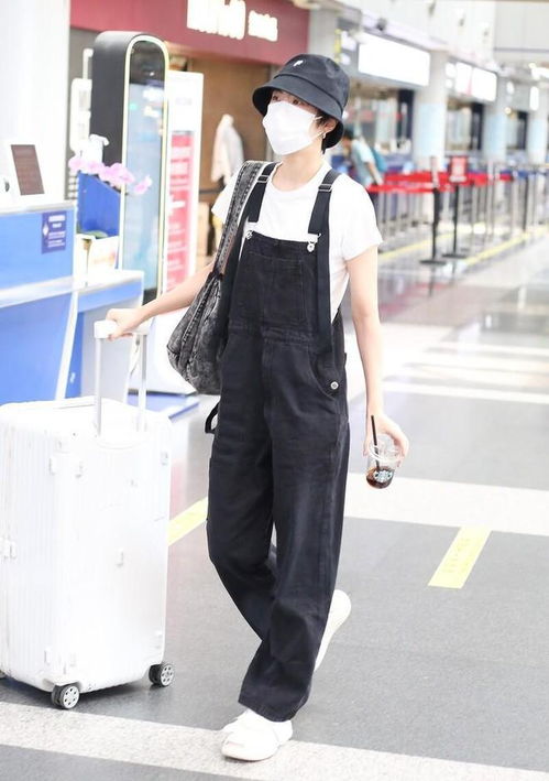  姚安娜私下穿衣不张扬,t恤配背带裤挺少女,短发显出个性