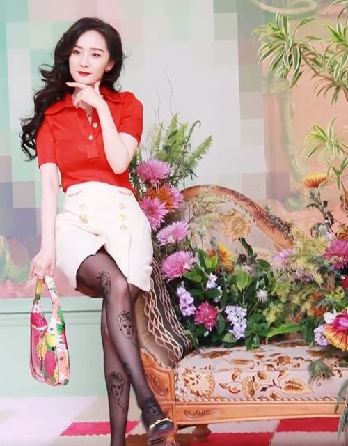  杨幂动漫袜火了,把自己脸画袜子上,第一眼很酷,再看有点害怕了