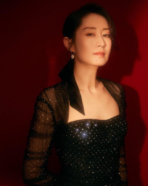  她少年乖巧,离婚后却叛逆了,今穿黑纱亮钻裙,美得优雅大气