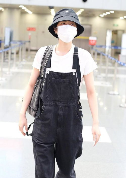  姚安娜私下穿衣不张扬,t恤配背带裤挺少女,短发显出个性