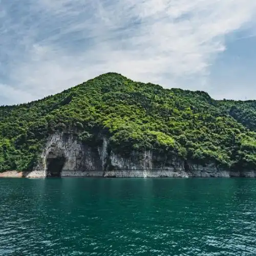  绿山湖泊风景头像,山林之间隐藏着清澈的湖泊