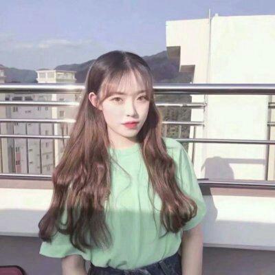  可爱搞怪的女生头像有一部分是剪刀手的