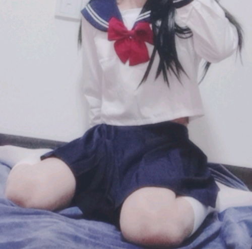  女装萌新穿着jk制服的自拍照