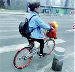  共享单车花式载人请停止危害生命