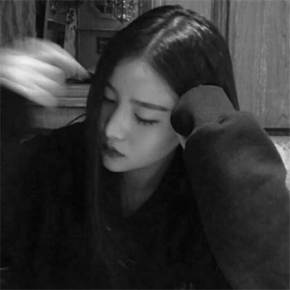  伤感头像女生冷淡黑白,颓废犹豫的伤心女生