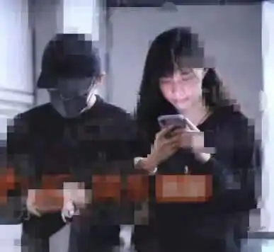  武艺与女友穿情侣装手挽手恋情曝光,二人现身某小区疑似收拾新房