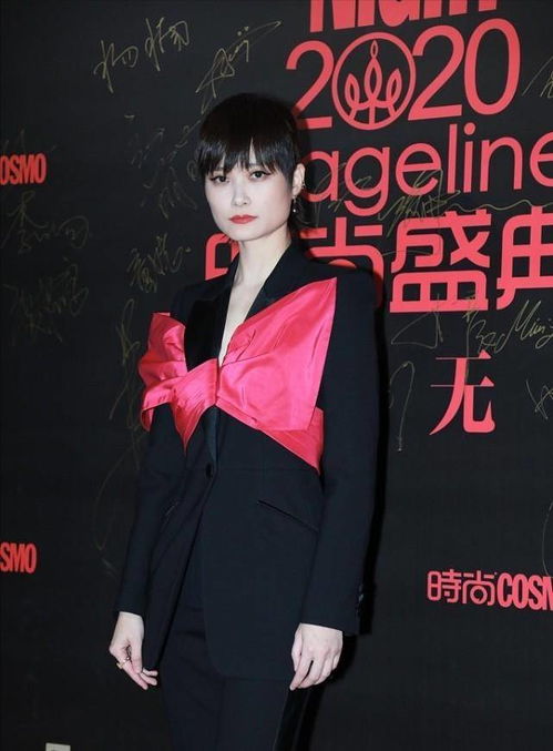  假小子李宇春风格大变,穿薄纱衬衫配短裤,大长腿太晃眼