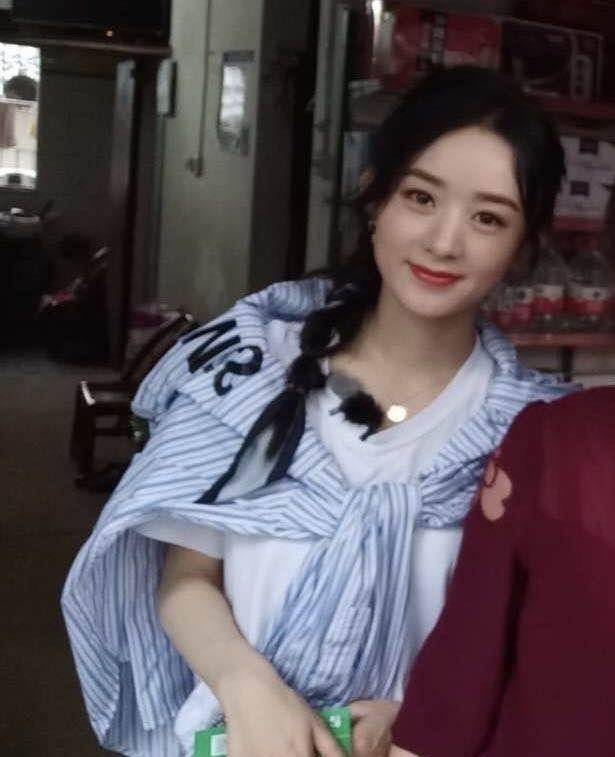  赵丽颖黄晓明打伞出行,颖宝穿短裤腿纤瘦,两人跟路人合影超暖
