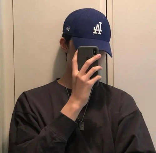  挡脸男