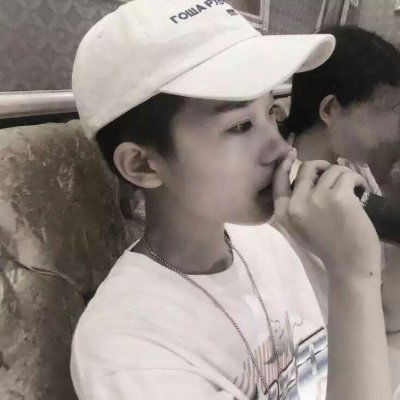  超拽霸气男生头像社会人有纹身戴耳钉