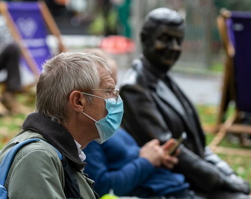  英国首相预计英国疫情明春好转