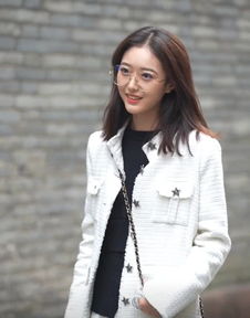  抖音超有气质眼镜美女,笑起来特别好看,网友这是仙女吧