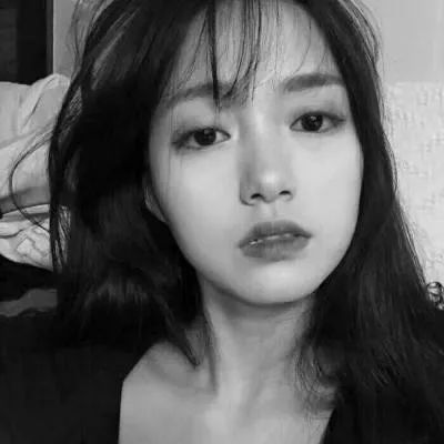  伤感霸气的黑白色女生头像这个世界有趣没趣的是我