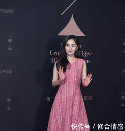  杨幂又穿粗呢连衣裙出席活动,优雅减龄,少女气质惊艳