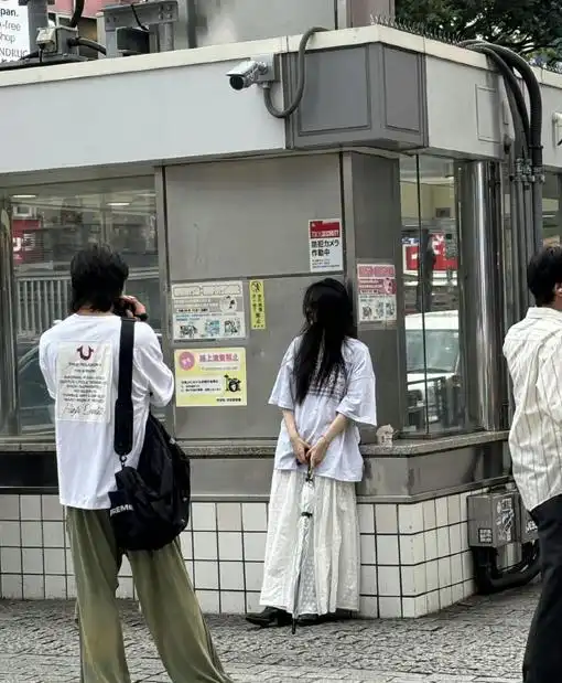  90花徐璐在日本被偶遇,和小5岁吴崇轩穿情侣装,真人cp售后甜