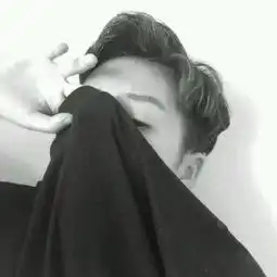  情头一半脸在衣服里一半闭着眼睛在外面