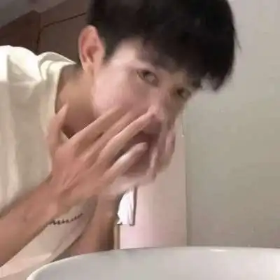  男生头像烂漫世界值得孤身