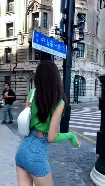  在路边街拍的网红美女,背影已经够迷人了,转身那一刻更让人心动