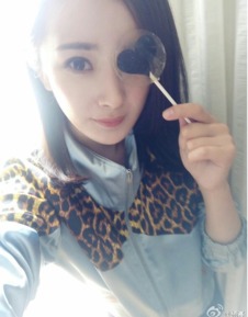  奶茶妹妹pk杨幂,两大新晋辣妈谁最有少女感