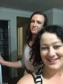  女子助男友变性情侣变姐妹恩爱如初