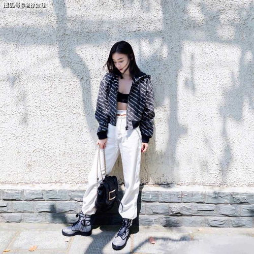  为什么很多女生都喜欢穿平底鞋了呢几年前看到的那些恨天高都仿佛消失了